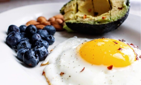 eggs berries and avocado - healthy diet