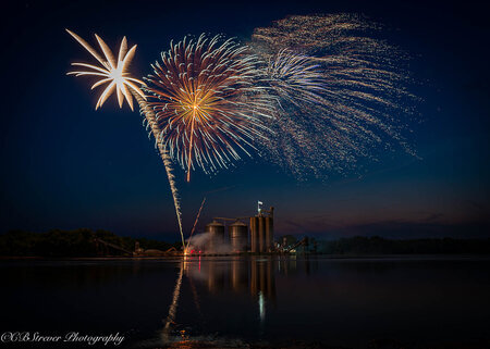 clint's photography of fireworks at hennapin, il